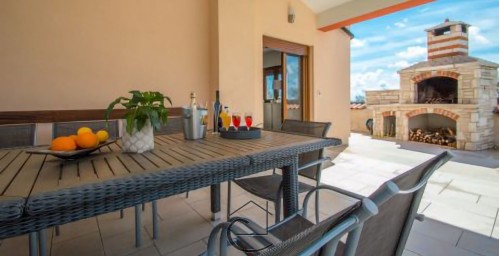 Beautiful house in nature, swimming pool, garage